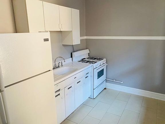 2nd image of 3-1909 Argyle St #3