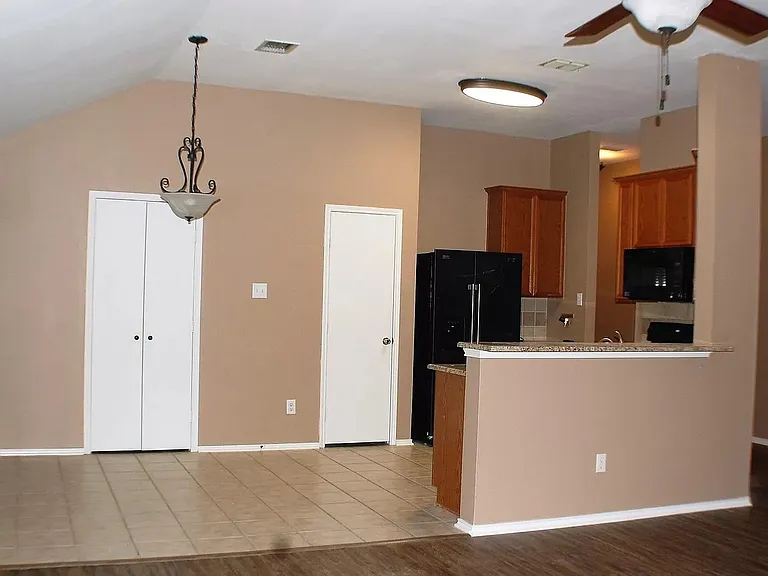 3713 Hermalinda Dr — Photo 4