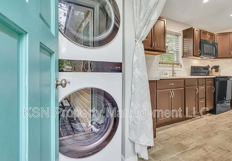 1305 E 32nd St — Photo 35