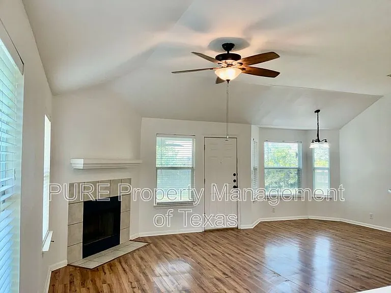 706 Stewart Dr — Photo 4