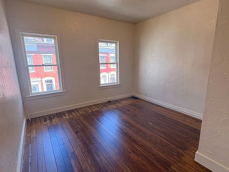 144 E Maple St — Photo 10