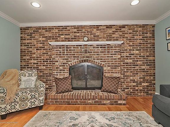 3rd image of 126 Sherwood Ln