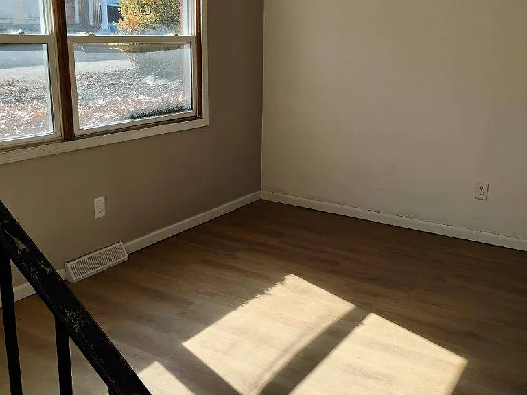 2621 N Pine St #6 — Photo 4