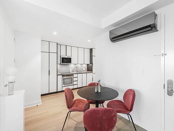 5th image of 10-25 Jackson Ave #5B