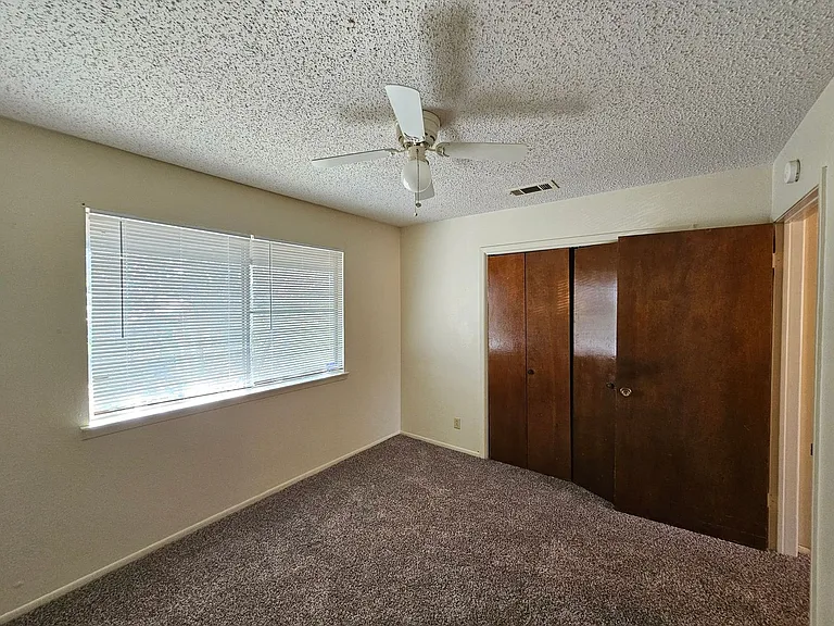 206 W Mockingbird Ln #D — Photo 8