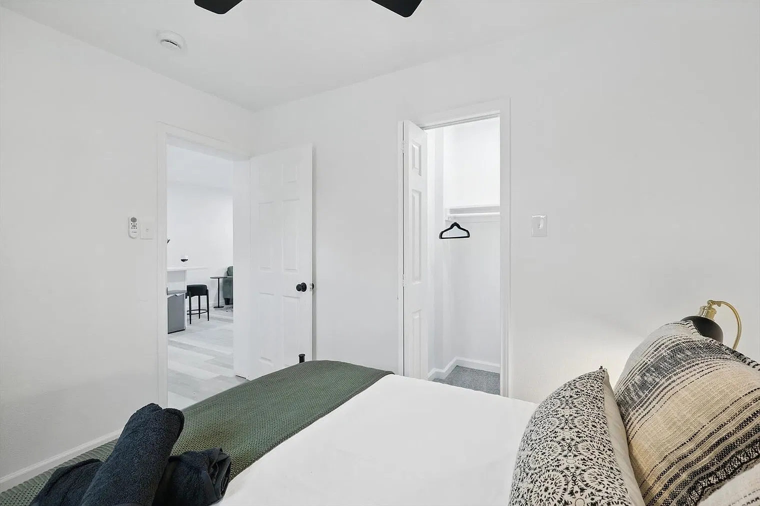 4 bed, 2.0 bath, 1001 sqft, $7,769 — Photo 2