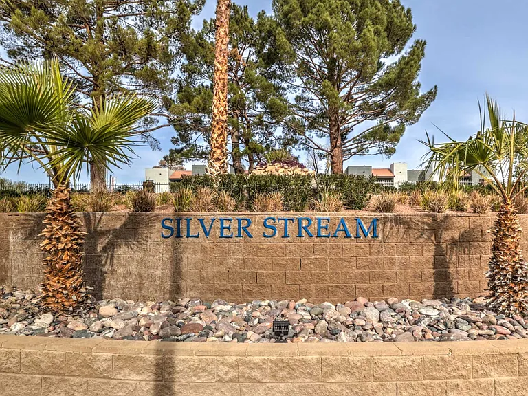 Silver Stream Apartments — Photo 32