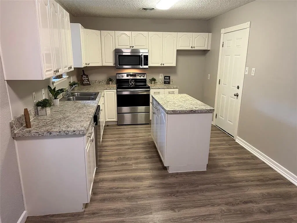 4 bed, 1453 sqft, $2,200 — Photo 4