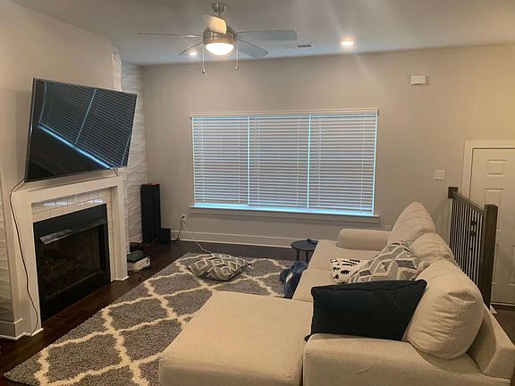 3rd image of 3752 Oxford Cir