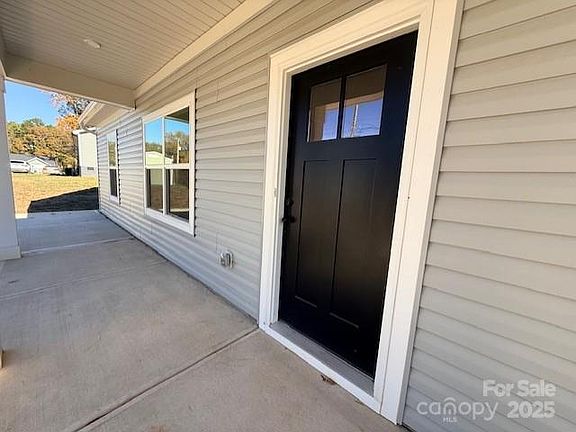 3rd image of 212 Queens Ct