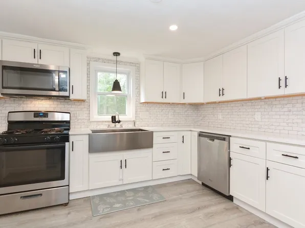 8 Roberts Rd, Ashland, MA 01721