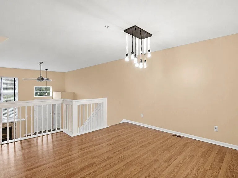 1930 Lindsay Ln — Photo 12