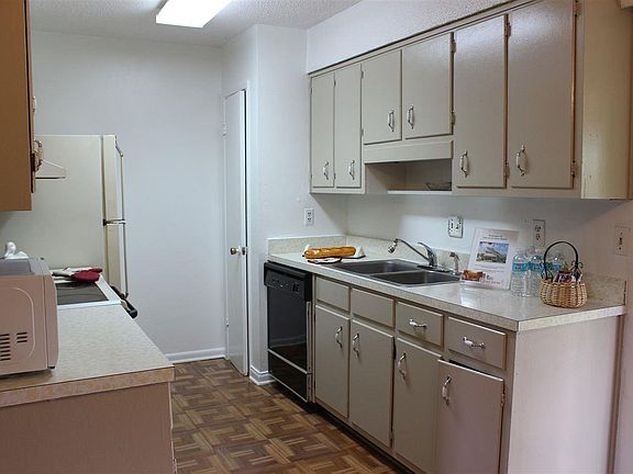 3rd image of 296 Corrydale Dr