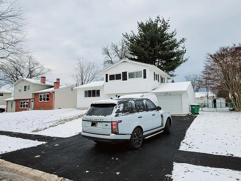 1116 Greentree Rd — Photo 1