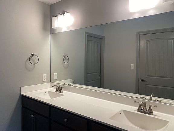 4th image of 2292 Charleston Pl