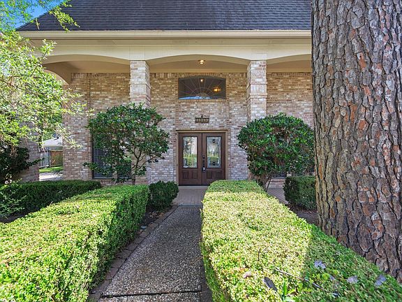 2nd image of 18310 Lake Oaks Dr