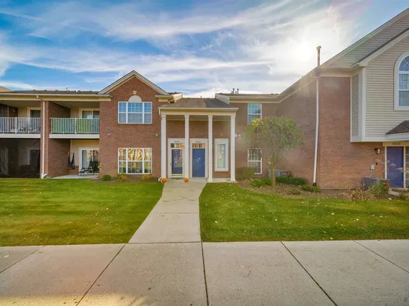 28208 S Pointe Ln, Chesterfield, MI 48051