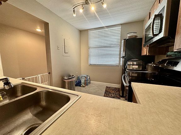5th image of 1713 Whitehall Drive #202