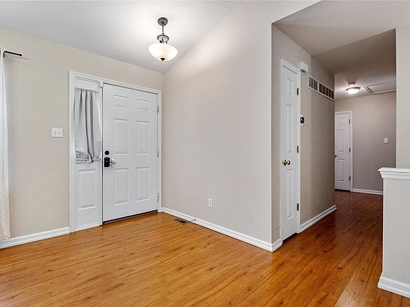 3rd image of 1885 Crosshaven Dr