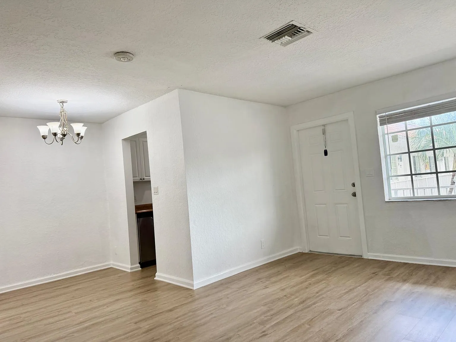 1 bed, 1.0 bath, 890 sqft, $1,650 — Photo 3