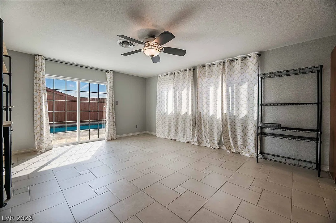 3 bed, 2.0 bath, 1366 sqft, $2,100 — Photo 4