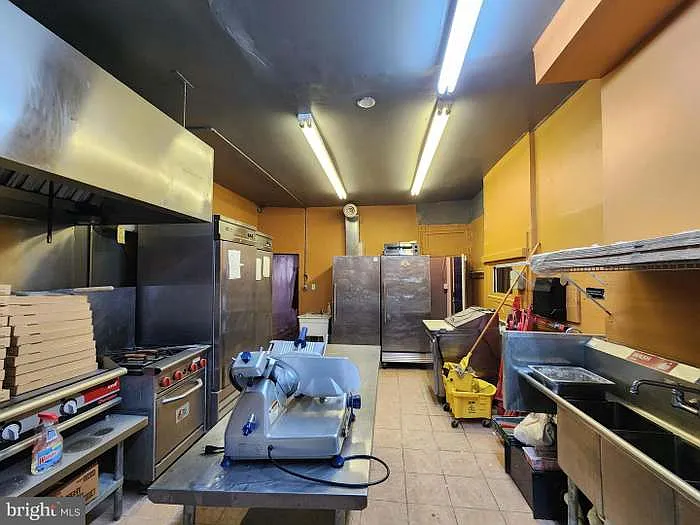 Studio, 1050 sqft, $2,200 — Photo 3