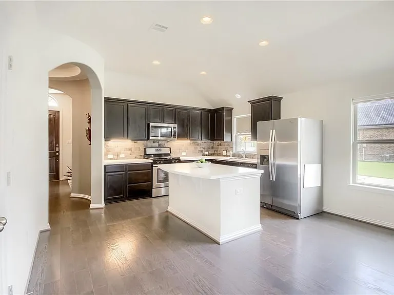 2813 Waterson St — Photo 3