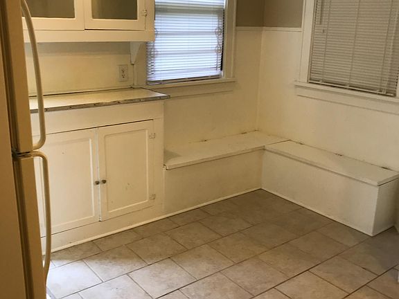5th image of 137 College St