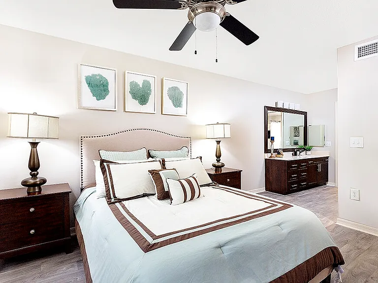 Club Lake Pointe Apartments — Photo 14