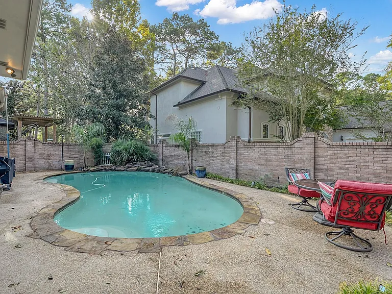 192 Monterrey Rd W — Photo 37