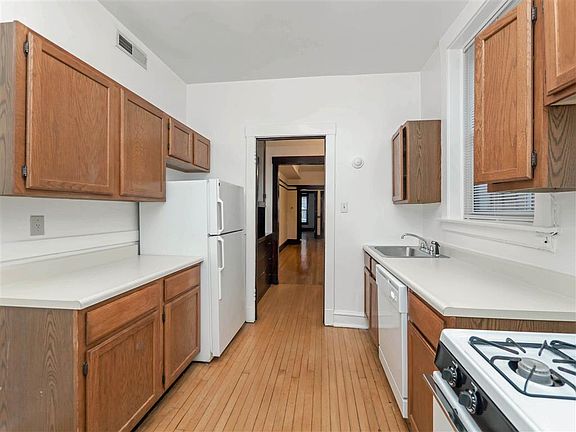 5th image of 2110 N Clark St