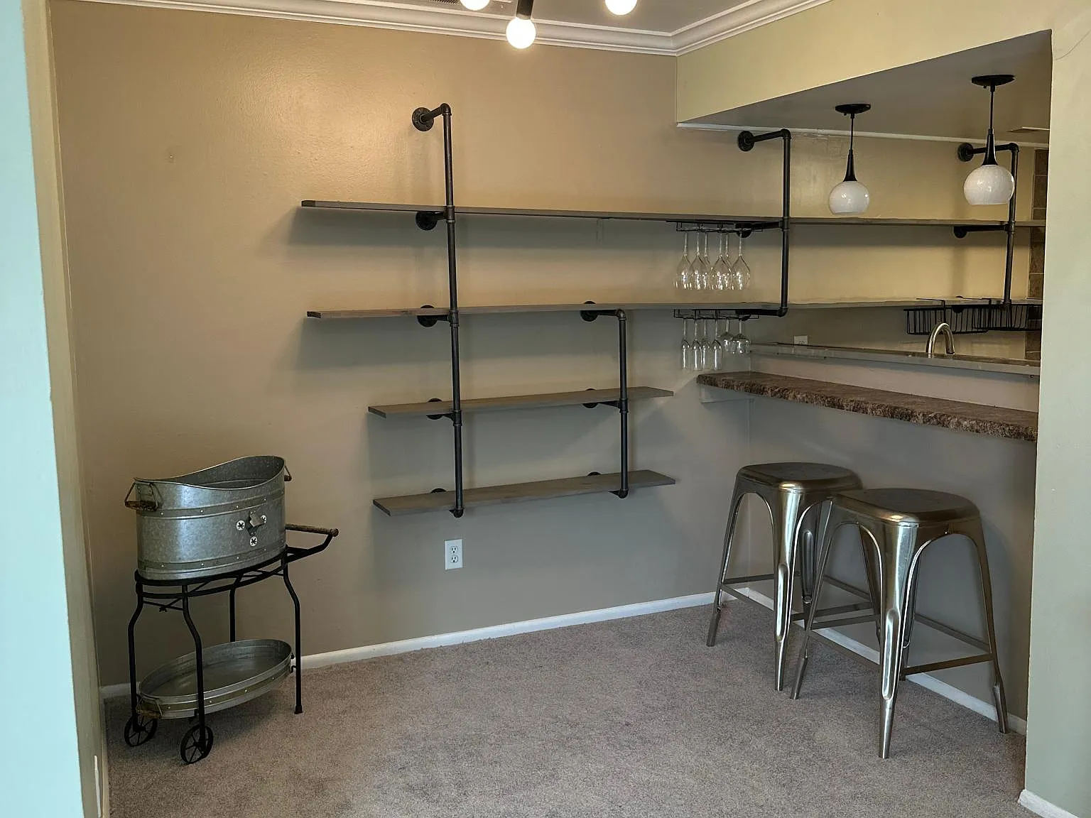 2 bed, 890 sqft, $1,300 — Photo 2