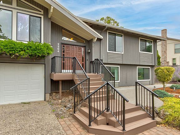 3rd image of 2304 SE Park Crest Ave