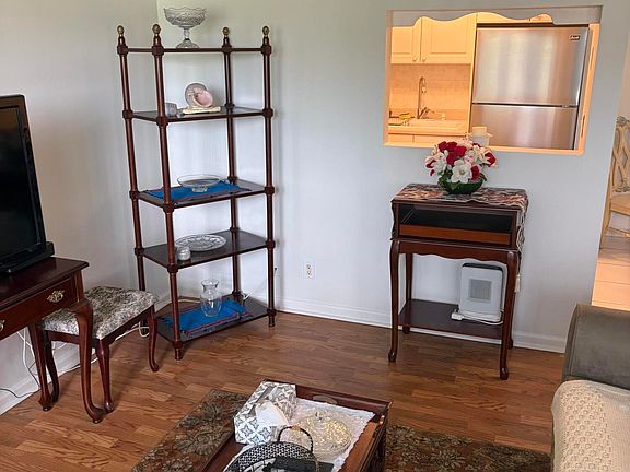 3rd image of 29 Newport B #29