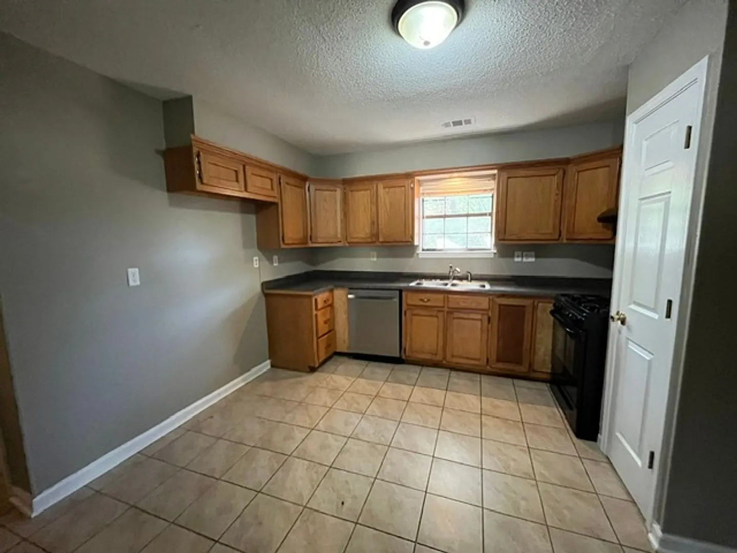 Renovated 3 Bedroom 1 Bath Home for Rent! — Photo 2