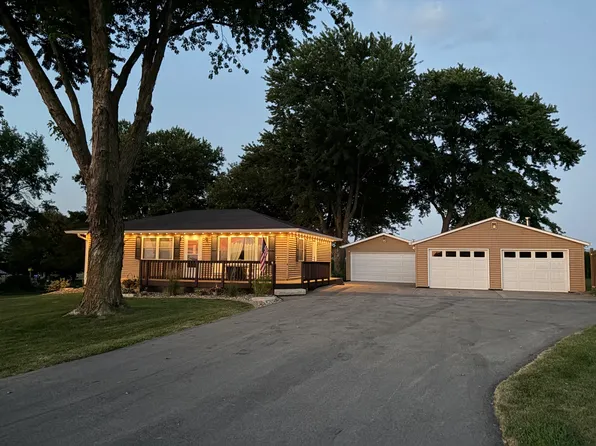 319 N 1st St, Long Grove, IA 52756