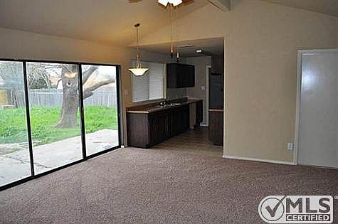 4th image of 708 S Hunters Glen Cir