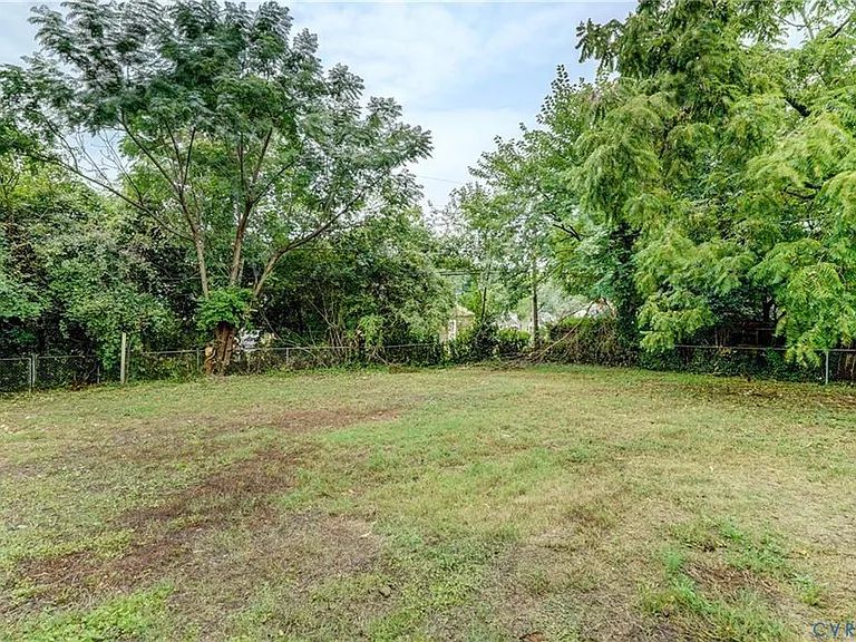 Private, Parklike, backyard!