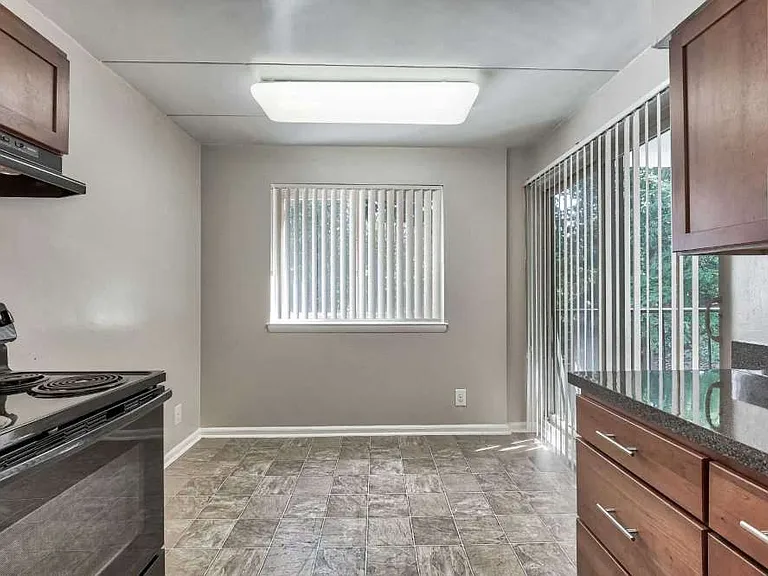 Ashley Apartments — Photo 5