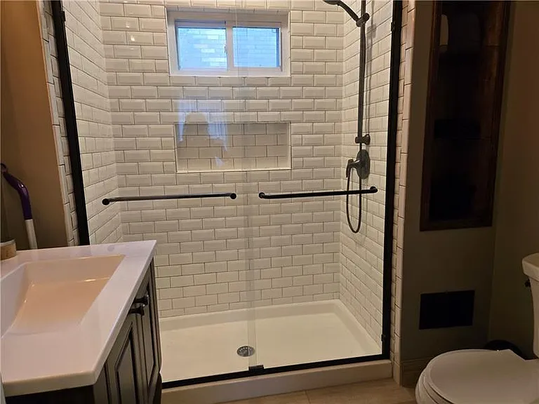 Full bathroom in the main floor off of the mudroom.