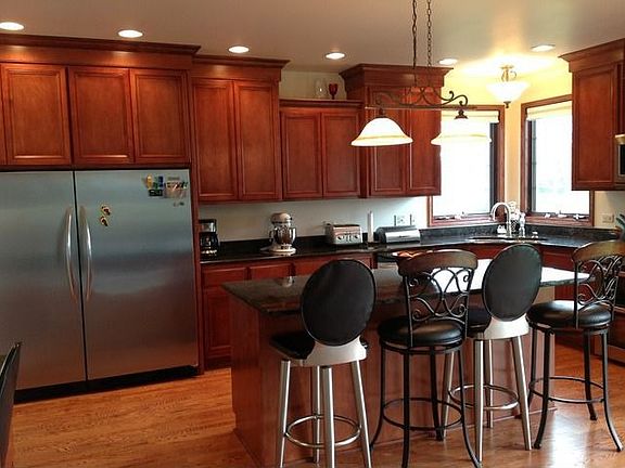 4th image of 830 Pheasant Ln
