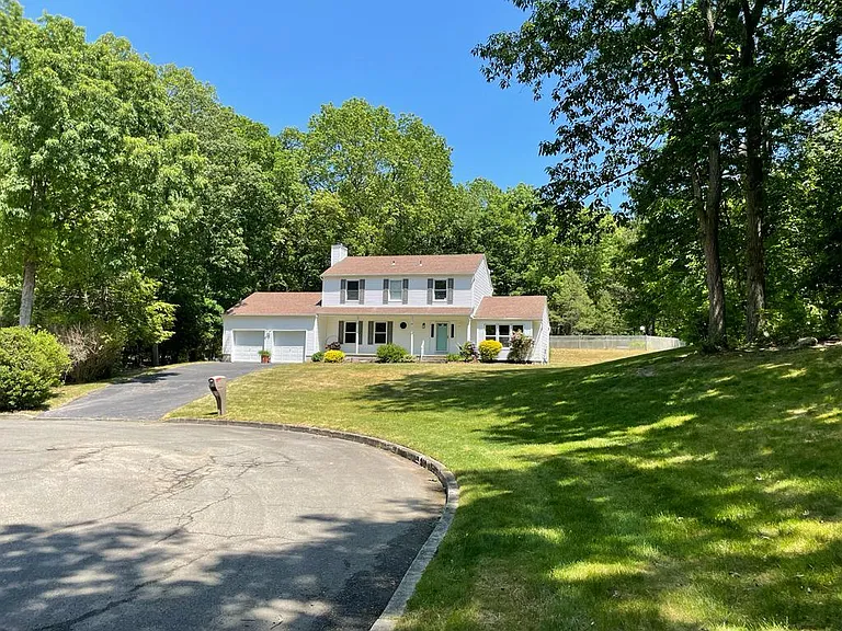 16 Jenny Ln — Photo 2