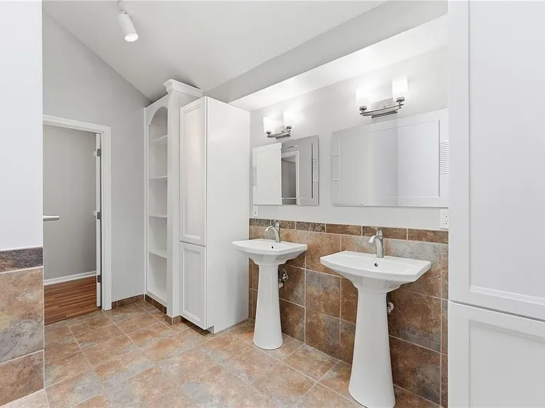 11811 Slater St — Photo 10