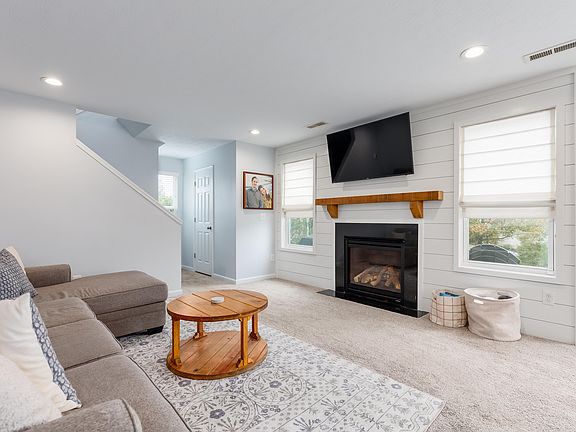 3rd image of 942 Hawkshead Ln