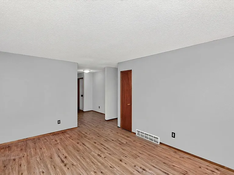 1614 NW Applewood St — Photo 6