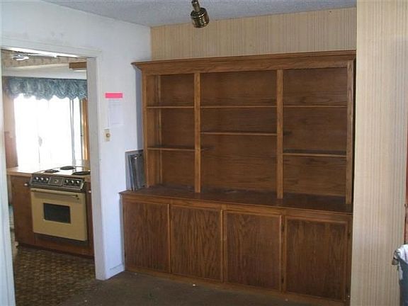 3rd image of 812 Sherwood Dr