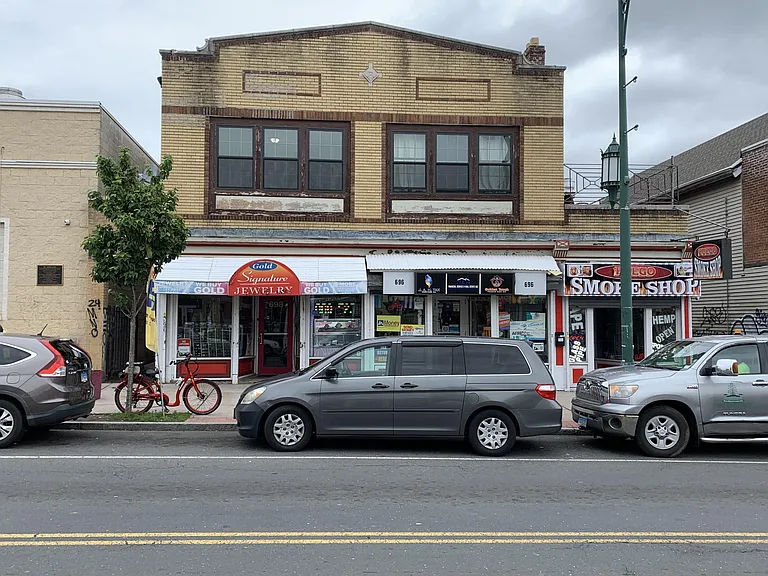 698 Park St — Photo 2