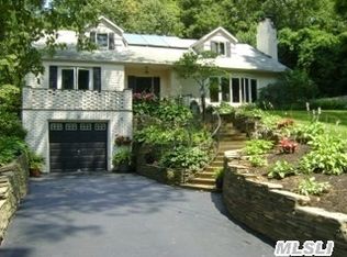 1 Valley Ct, Huntington, NY 11743