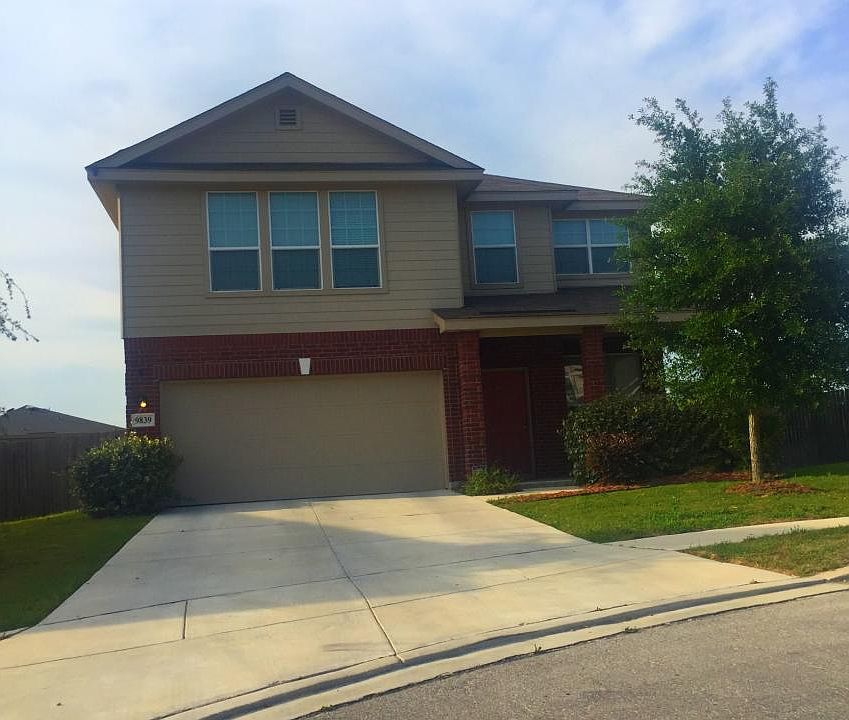 Cul de sac view with driveway