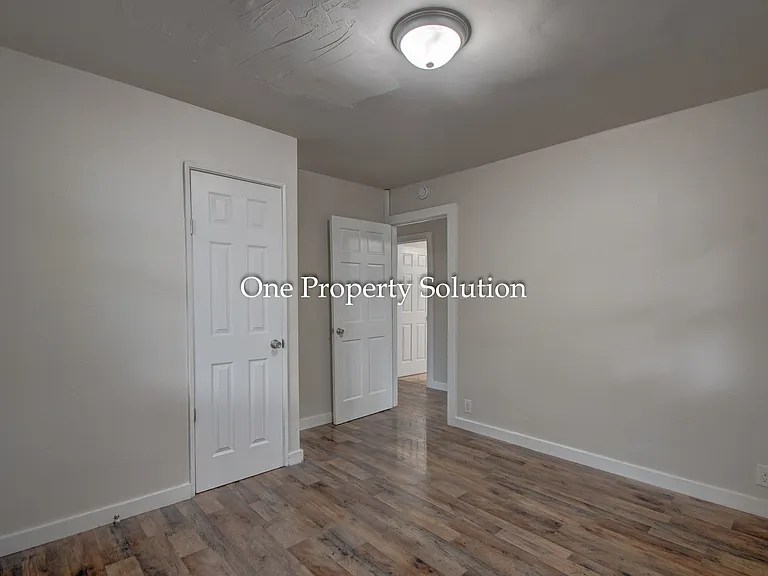 614 N Calumet Ave — Photo 16